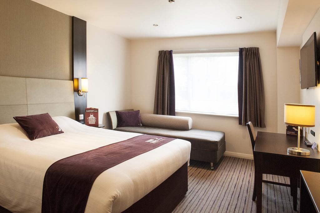 Premier Inn Харлоу Экстерьер фото