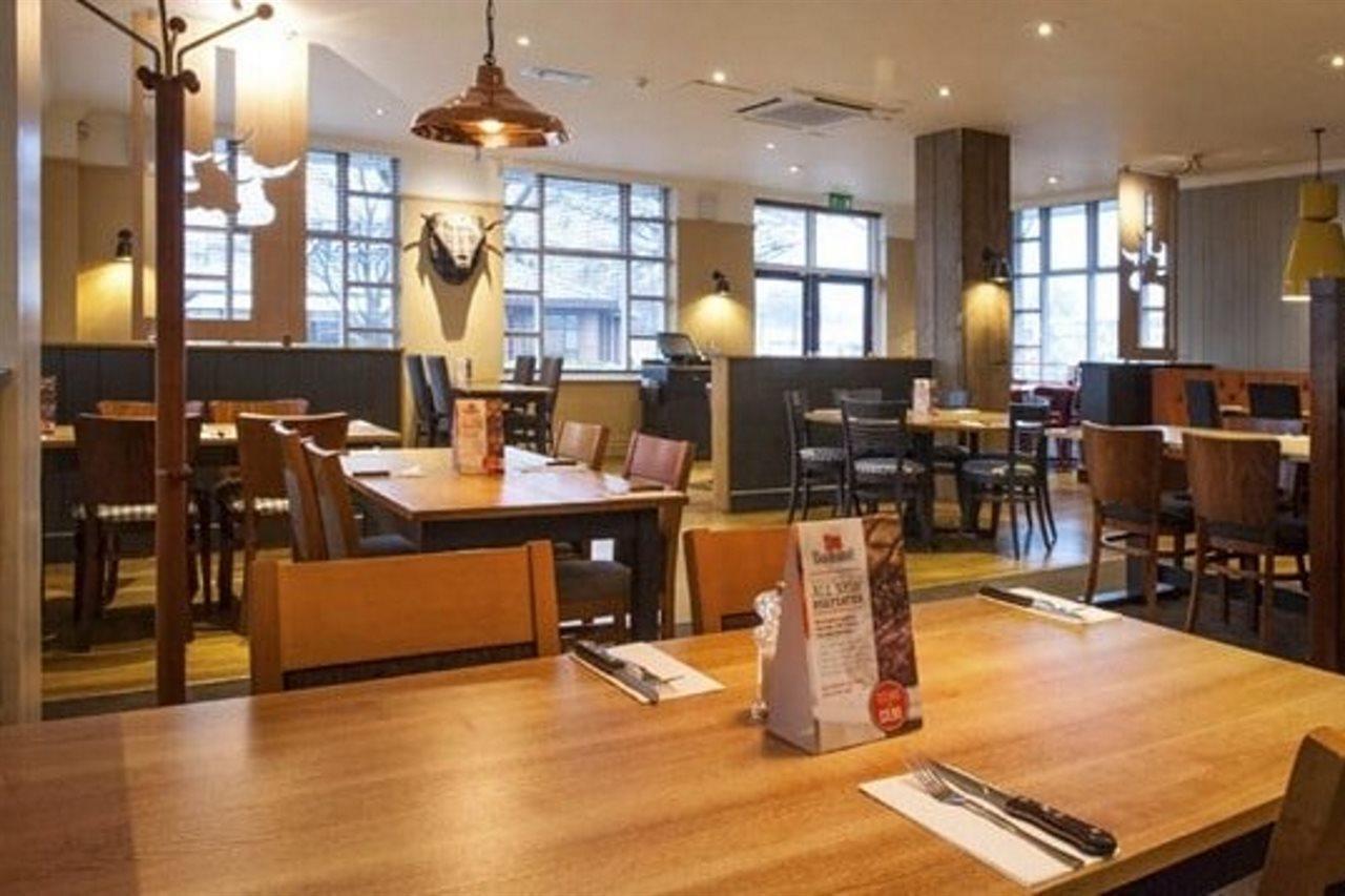 Premier Inn Харлоу Экстерьер фото