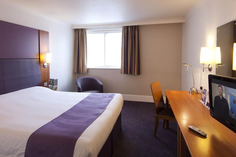 Premier Inn Харлоу Экстерьер фото